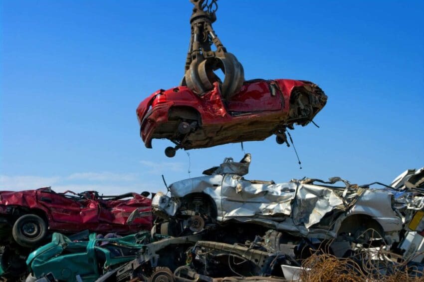 Crane,Picking,Up,A,Car,In,A,Junkyard