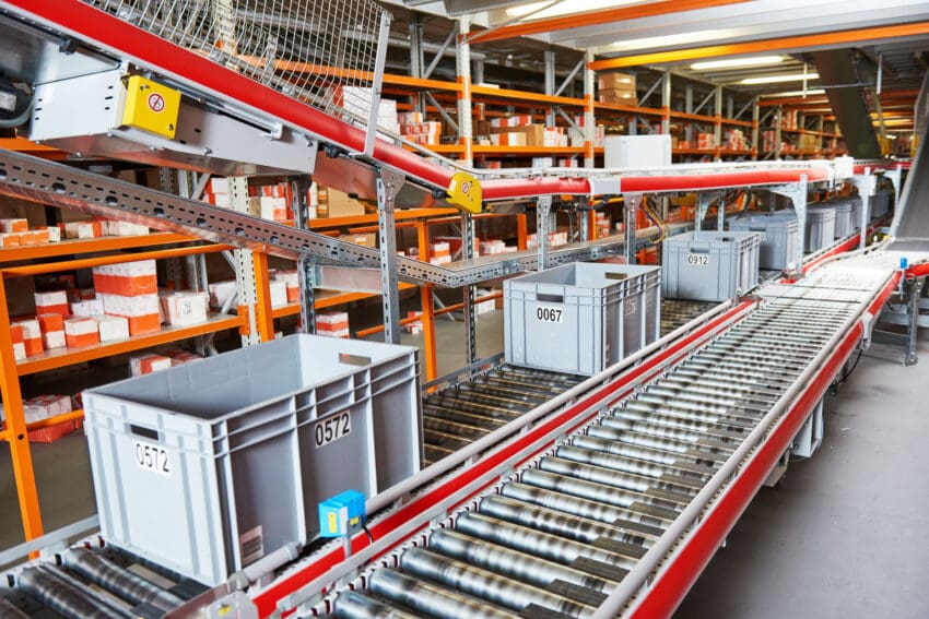Warehouse,Management,System.,Conveyer,With,Automaticaly,Moving,Boxes