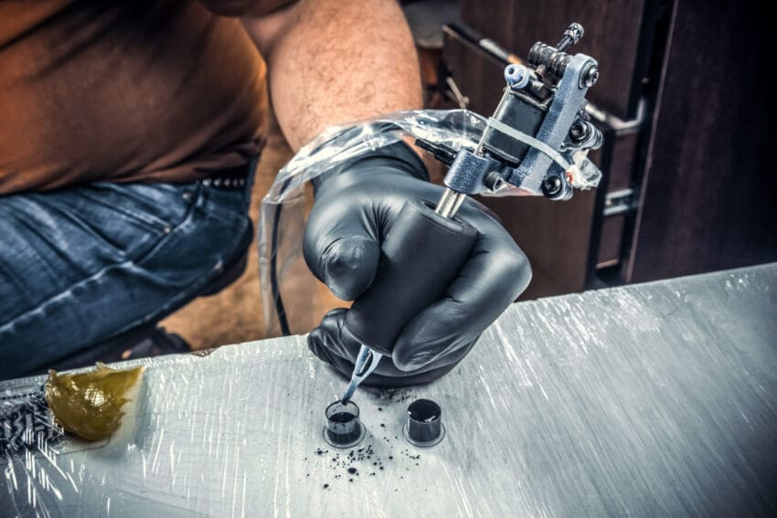 Tattooer,Making,A,Tattoo,In,Tattoo,Parlour